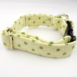 Dog_collar_-_Green_dots_on_beige_linen_-_2_rmkewv